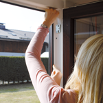 Dachfenster-Insektenschutz - Montage-Schritt 2 - Klettklebeband