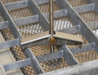 Einbau der Lichtschachtabdeckung mittels Klemmdübel Einbau der Lichtschachtabdeckung mittels Klemmdübel